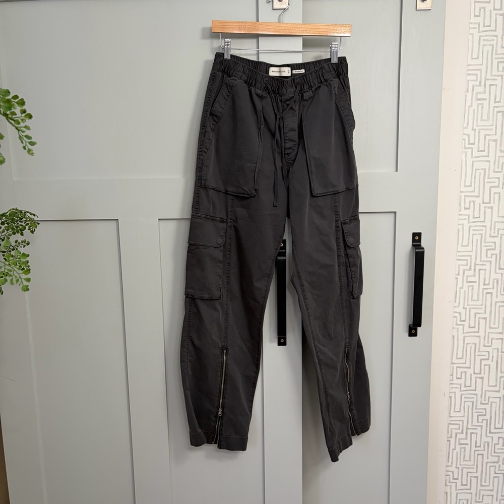 NWOT Abercrombie & Fitch Grey zipper pull on wide leg Cargo pants